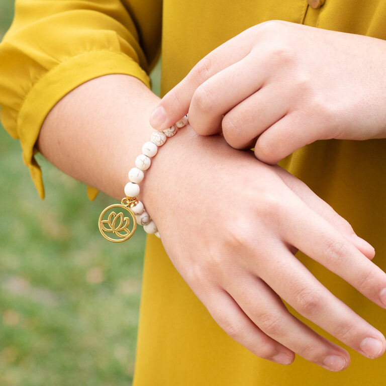 Howlite_Bracelet_Model