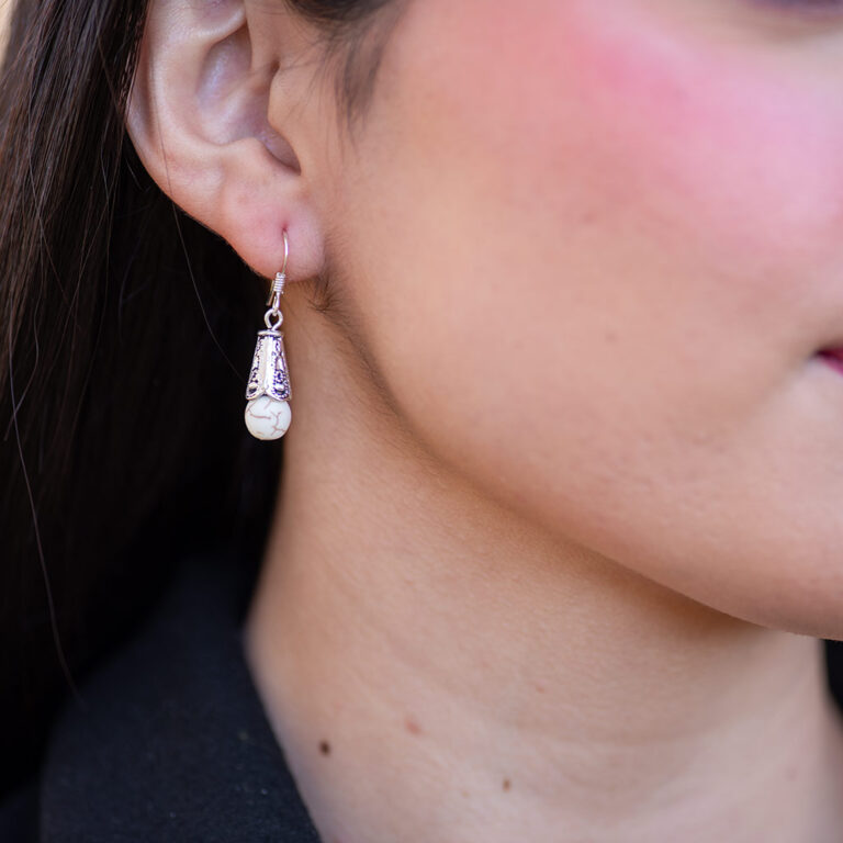 Howlite_Earrings_03_Model